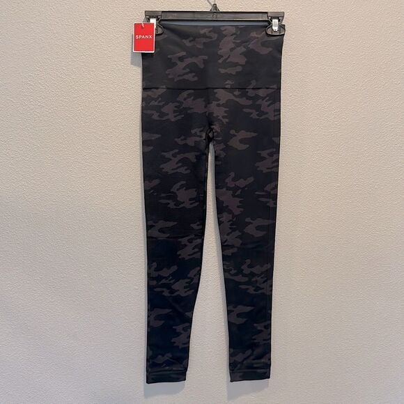 SPANX Pants - Spanx Camo Leggings‎ Sz M NWT Black Camo